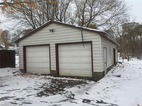 4th image of 3165 E Main St