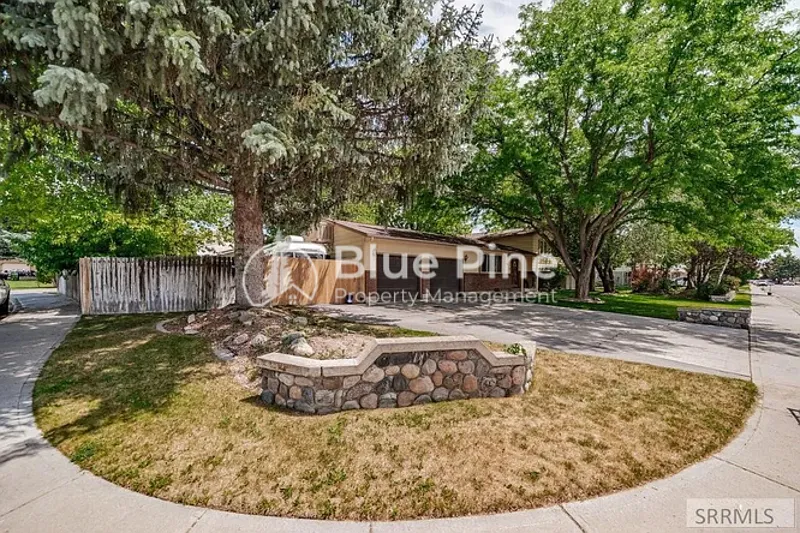 4 bed, 2.0 bath, 2187 sqft, $2,195 — Photo 3