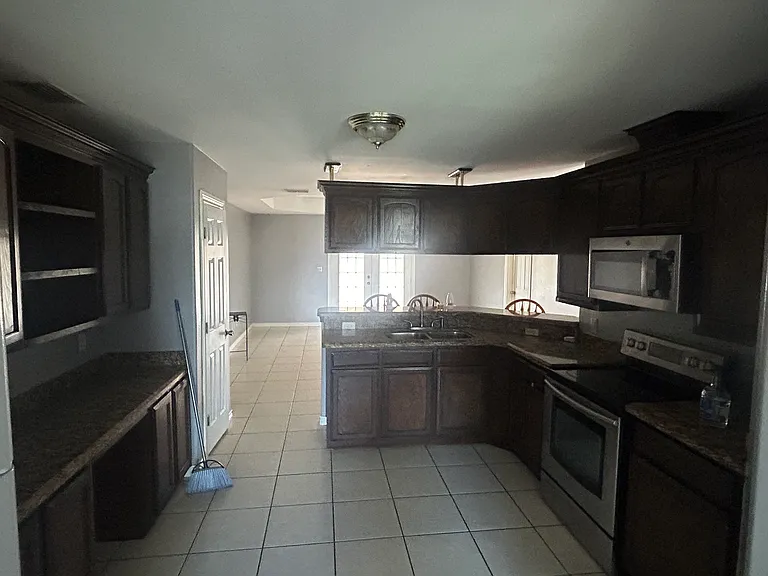 4033 Diego Ln — Photo 11