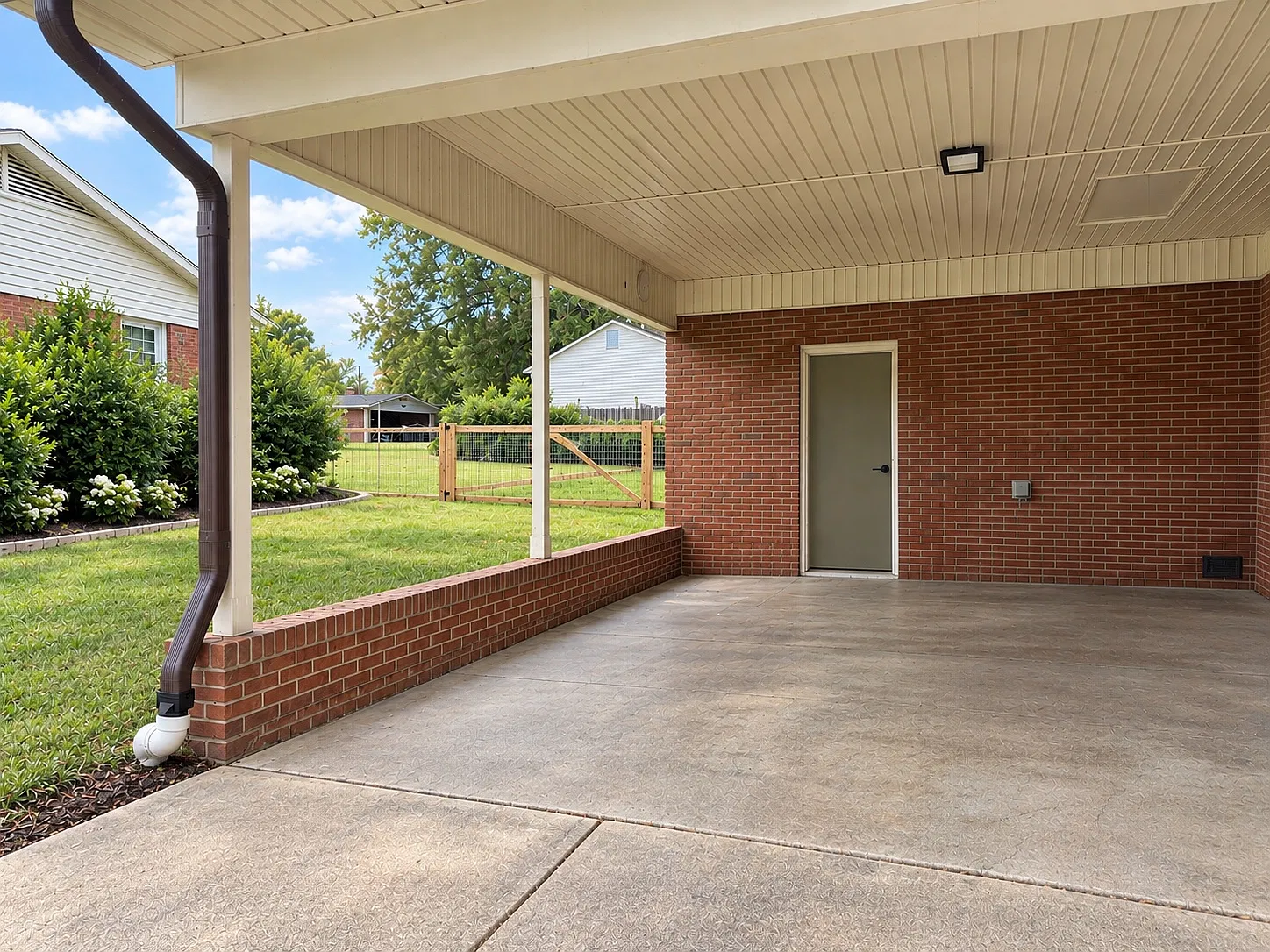 111 Landmark Dr — Photo 2