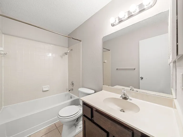411 Greenlawn Blvd — Photo 26