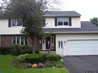 10 Huntleigh Dr, Loudonville, NY 12211