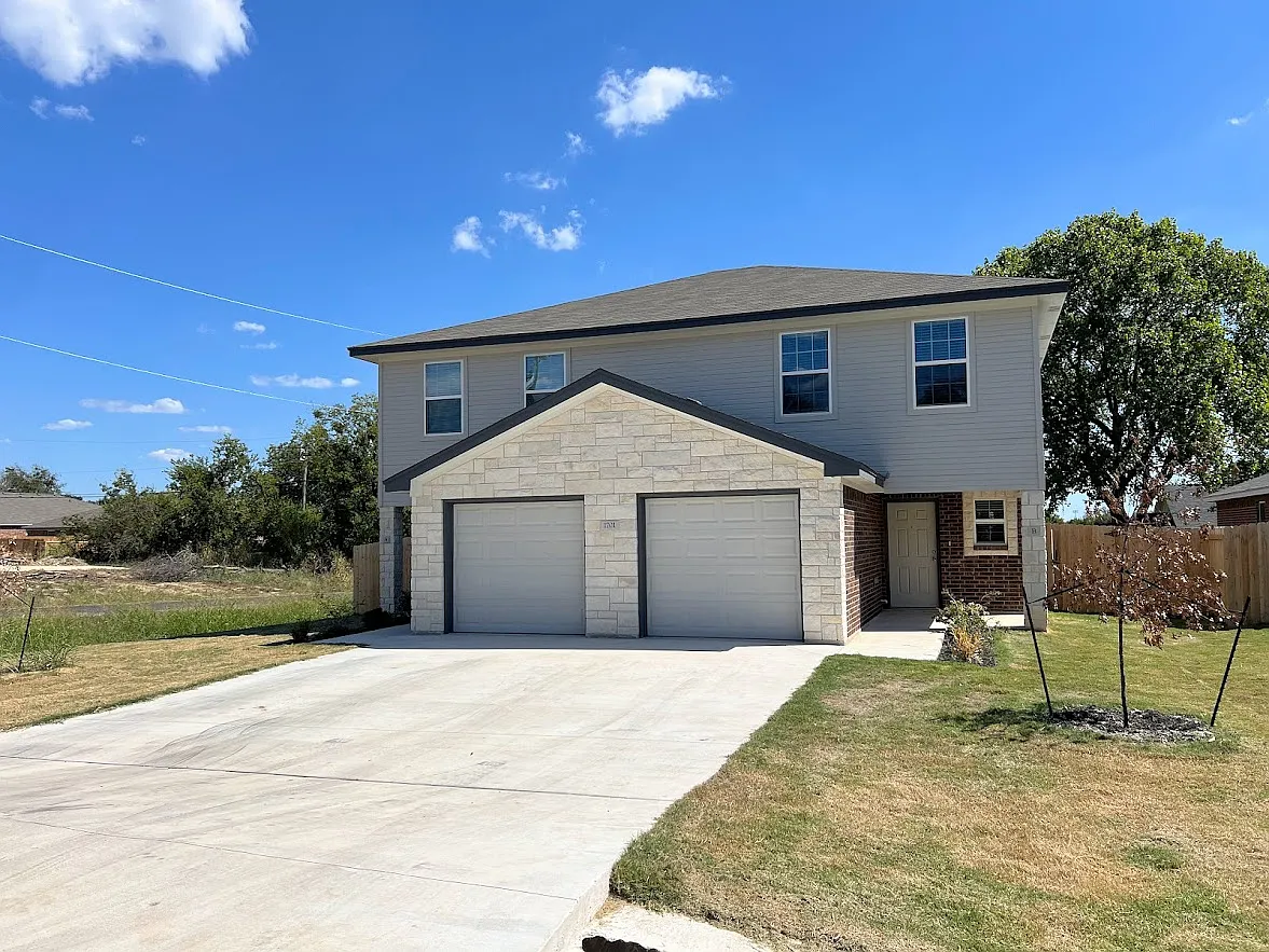 3 bed, 2.5 bath, 1219 sqft, $1,595 — Photo 1