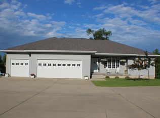 905 N 5th St, Manchester, IA 52057