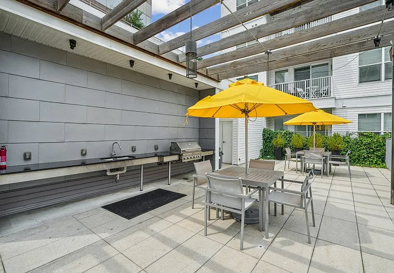 75 Tresser Blvd Apartments — Photo 46