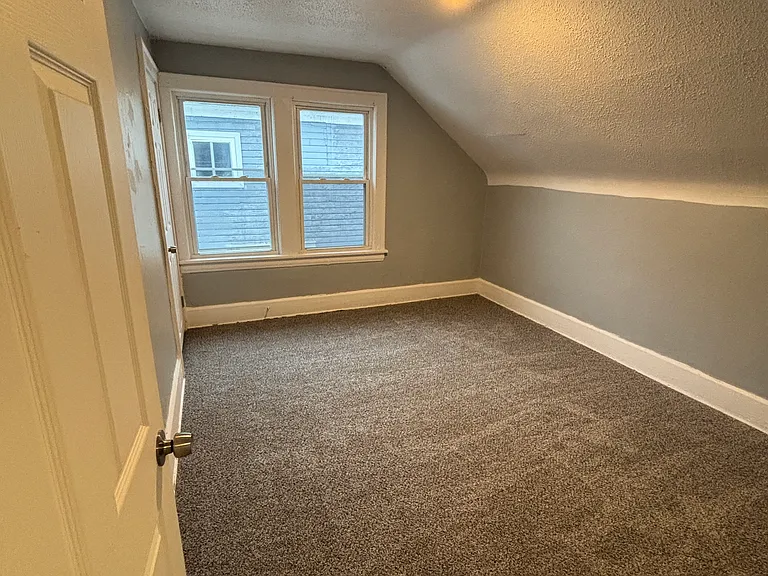 496 Whitney Ave — Photo 8