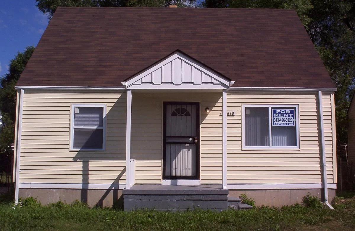 3 bed, 1000 sqft, $1,300 — Photo 1