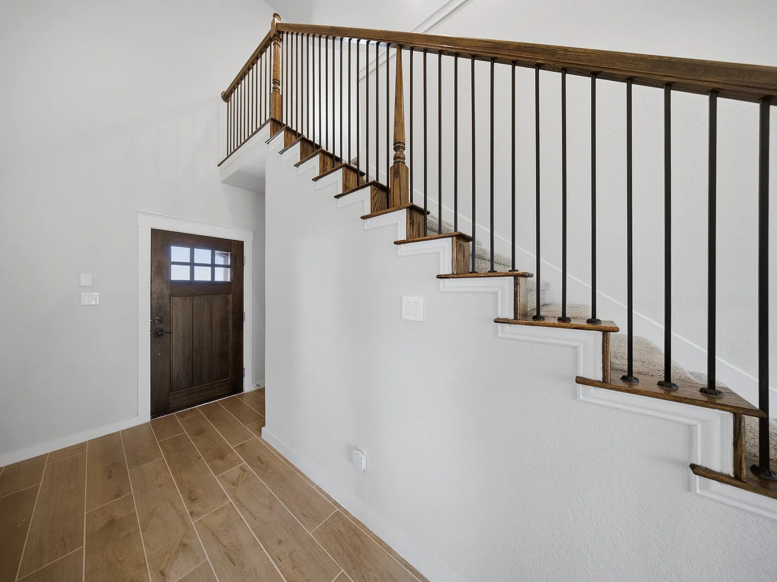 4 bed, 2.5 bath, 2612 sqft, $2,500 — Photo 2