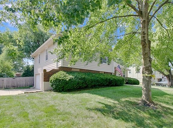 2nd image of 406 SE Brentwood Dr