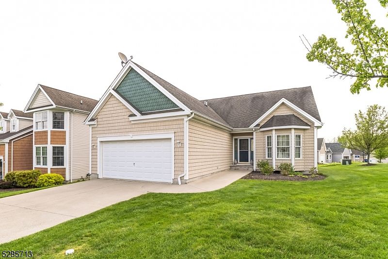 1st image of 10 Fairchild Ln