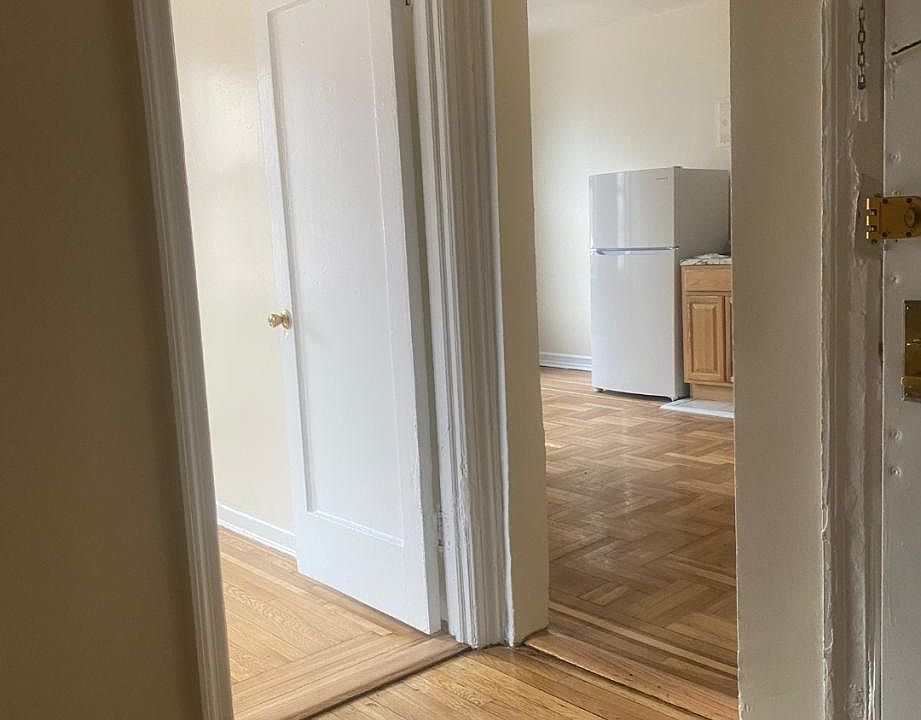2nd image of 4225 Carpenter Ave APT 1B