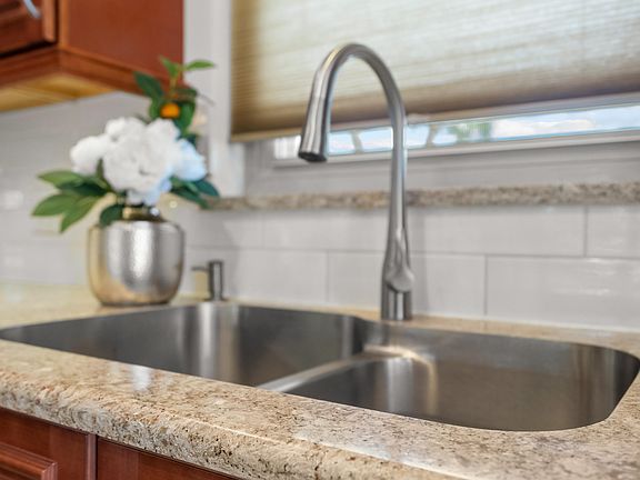 5th image of 718 SE Alamanda Circle