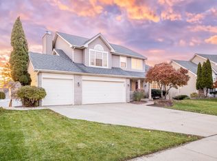 66 White Oak Dr, North Aurora, IL 60542