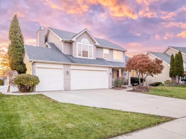 66 White Oak Dr, North Aurora, IL 60542