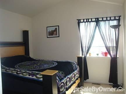 R
						:
						1 of the 3 Bedrooms