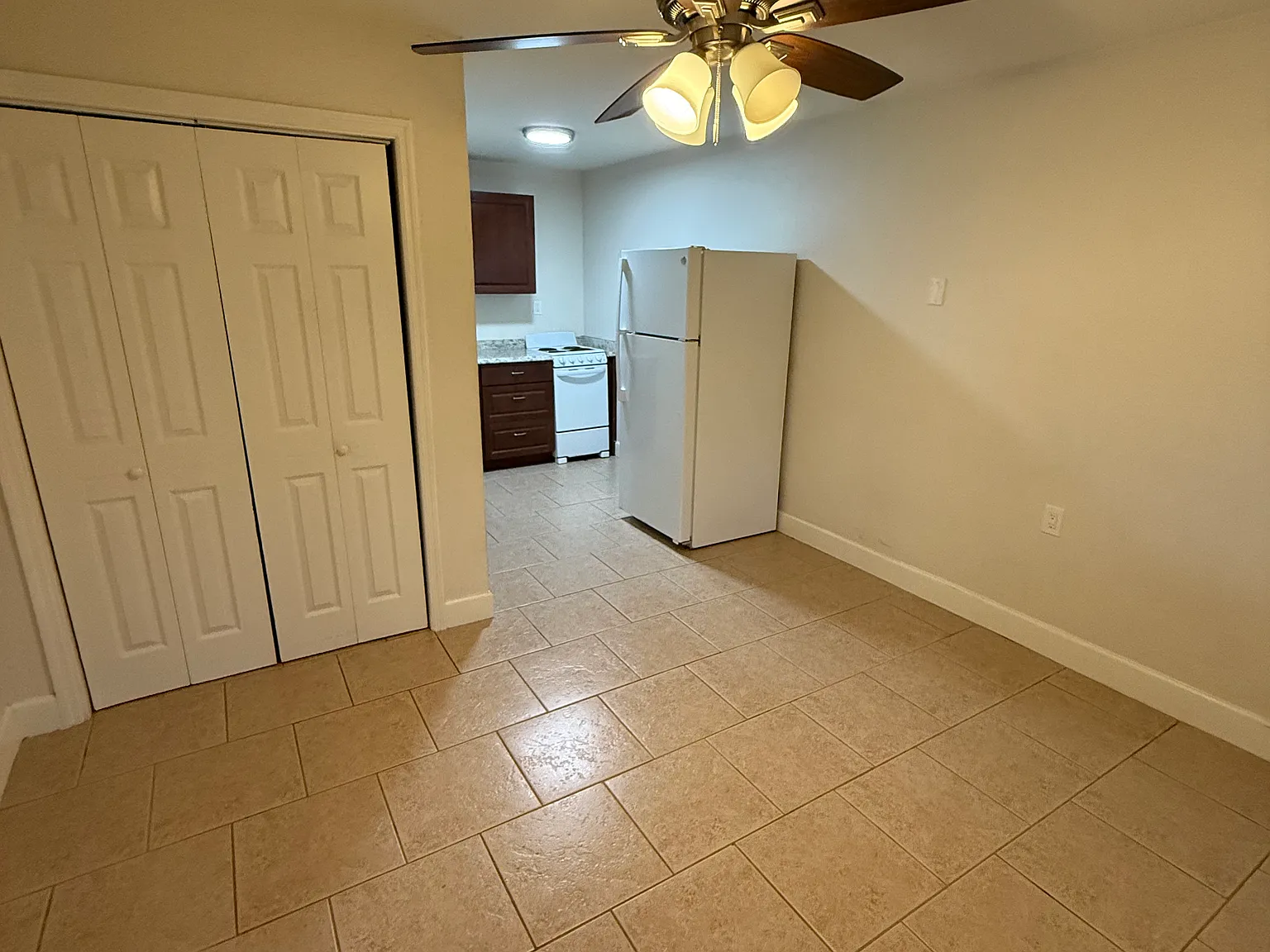 Studio, 320 sqft, $900 — Photo 3