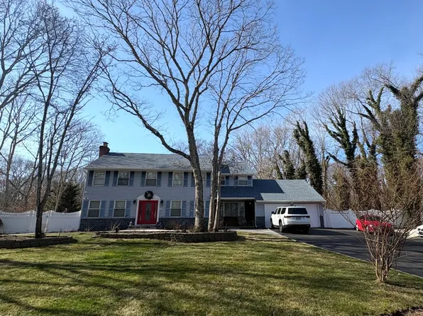 4 Brenda Ln, Manorville, NY 11949