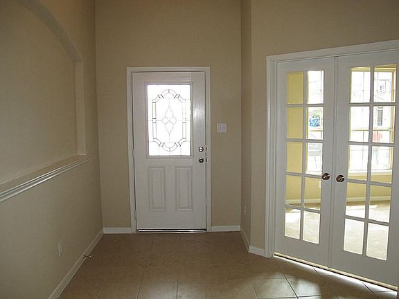  IMPRESSIVE ENTRY! Guests are greeted into the home by a pretty half lite door, SOARING 2 story ceiling, decorative arched niche & ceramic tile flooring!