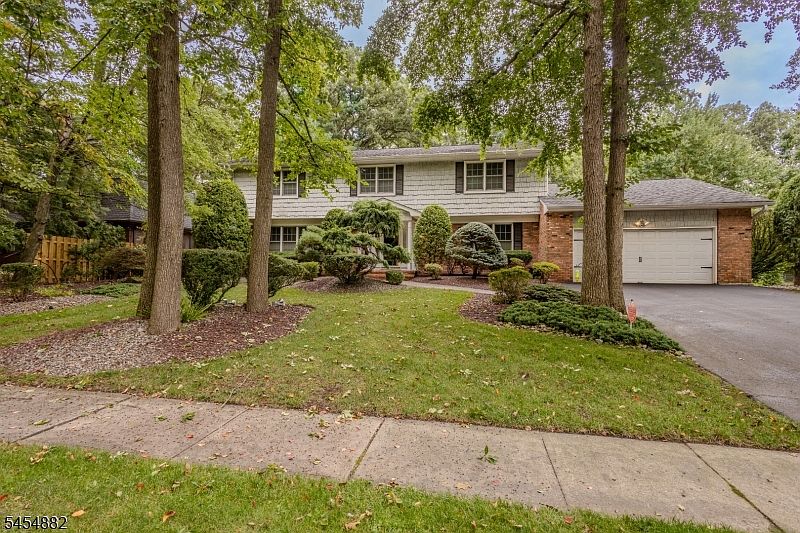 1st image of 6 Burlington Ln