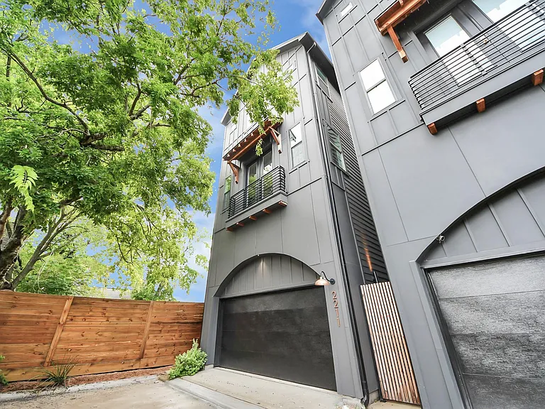 2211 Bevis St — Photo 1