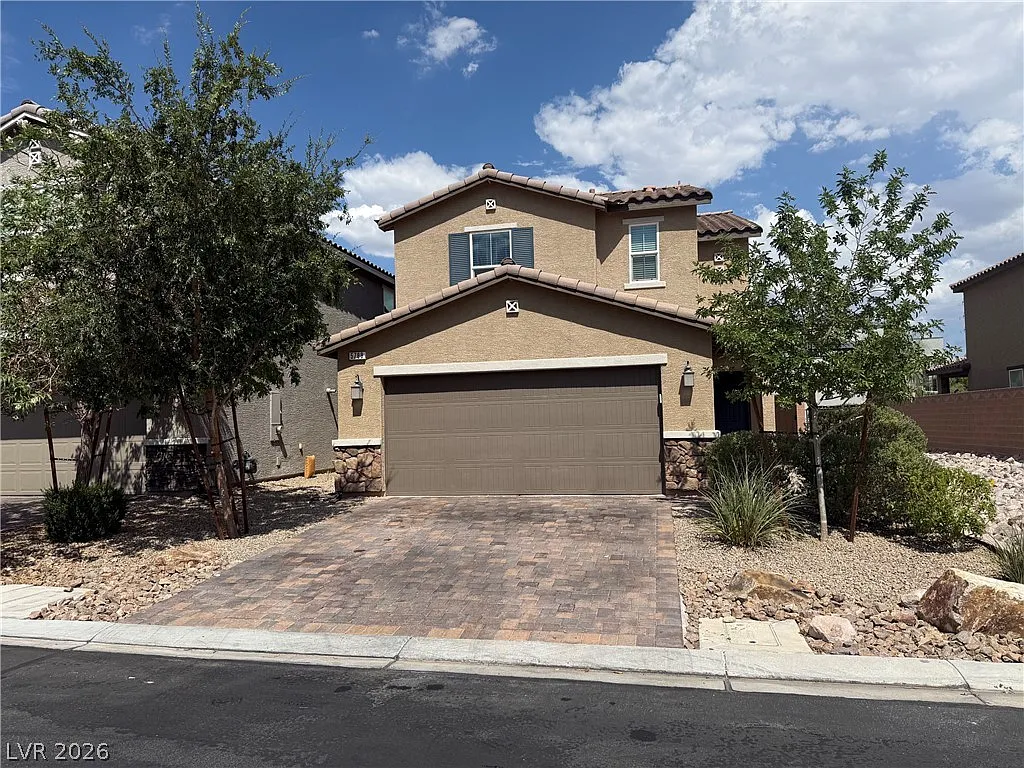 3 bed, 2.5 bath, 2116 sqft, $2,300 — Photo 1