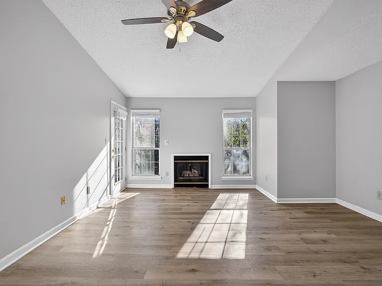 423 Granville Ct — Photo 10