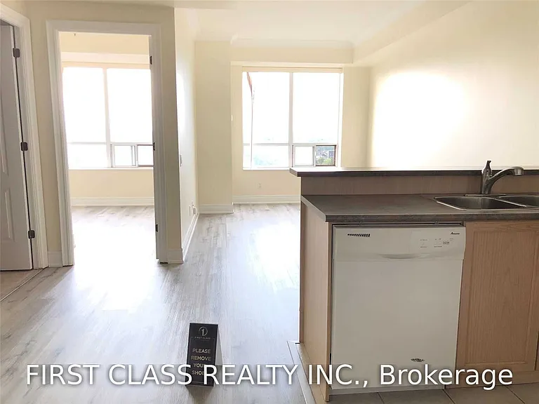 1 Clairtrell Rd #RG8 — Photo 2