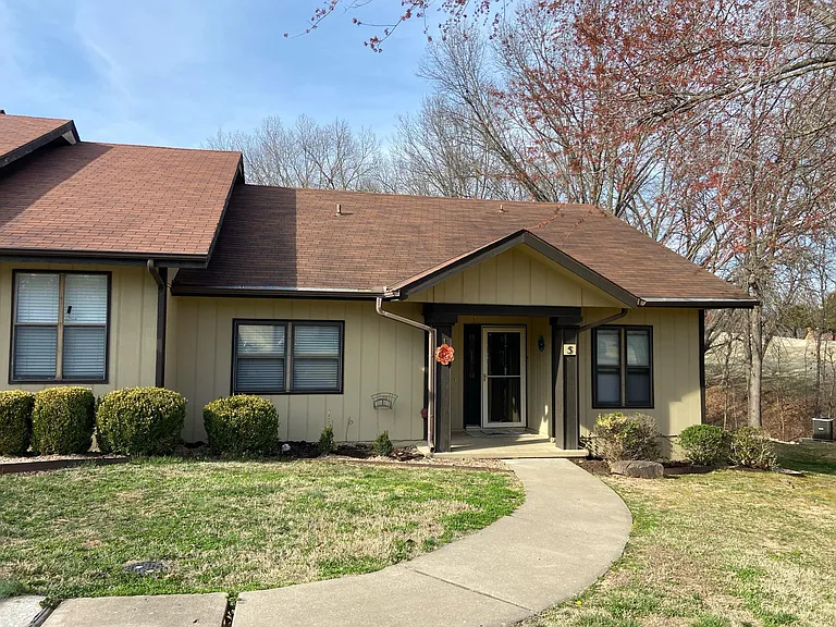 5 Eleanor Ln — Photo 1