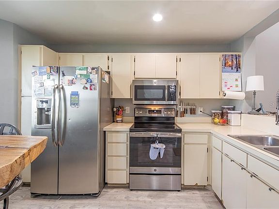 4th image of 140 Wickford St E