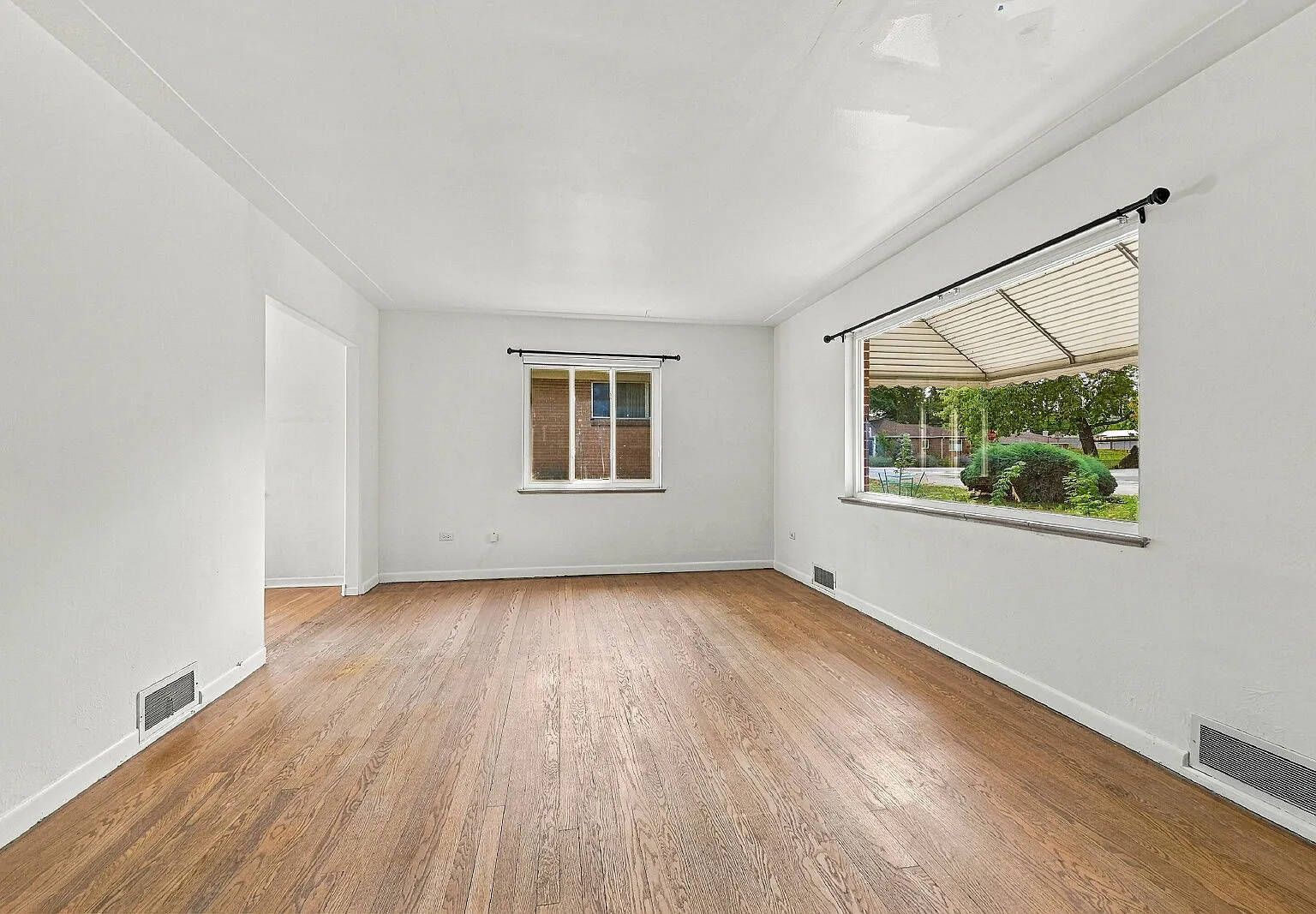2 bed, 1.0 bath, 976 sqft, $2,355 — Photo 2