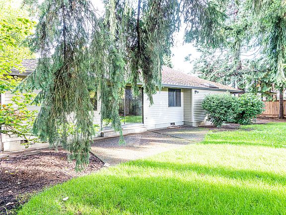 4th image of 545 NE Geraldine Dr