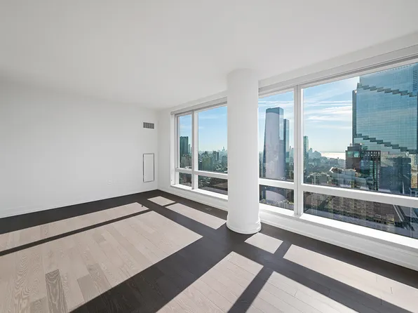 555 10th Avenue image 2 of 18