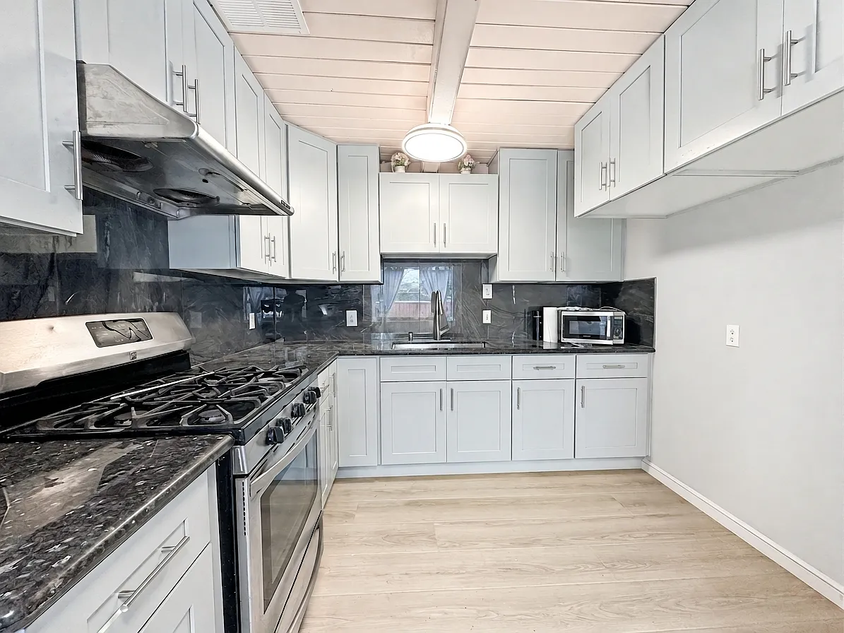 3 bed, 923 sqft, $3,000 — Photo 4
