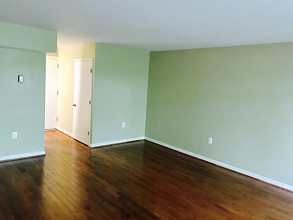 3rd image of 7 Canterbury Sq APT 402