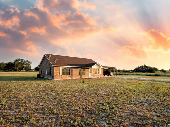 118 Stallion Trl, Natalia, TX 78059