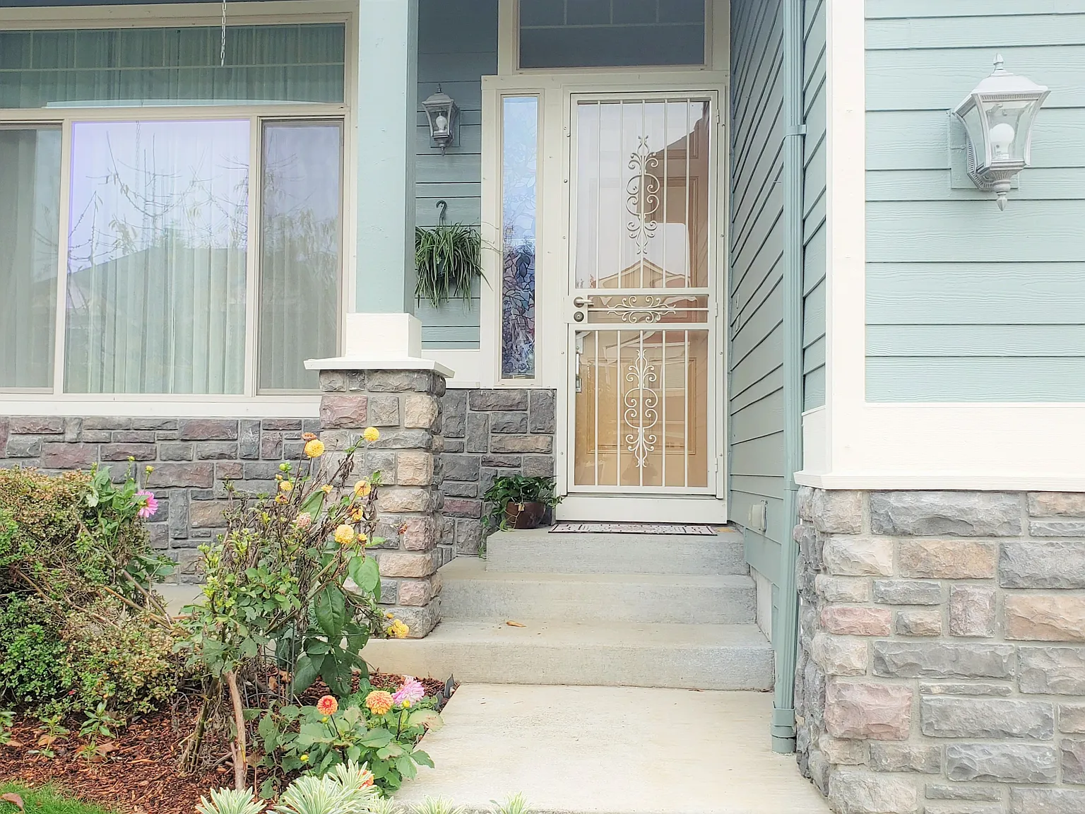 4 bed, 2.5 bath, 2416 sqft, $3,195 — Photo 2