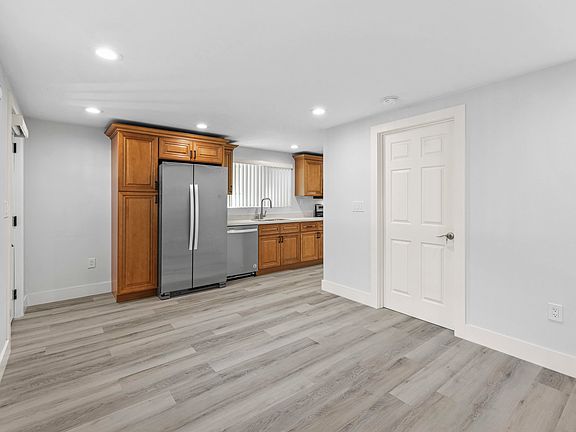 4th image of 18 Stacia St