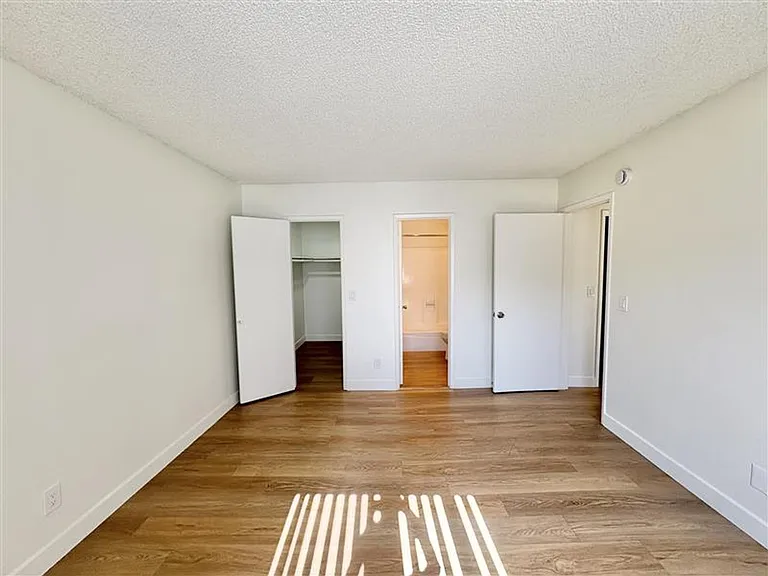 Baylor Apartments - 7531 — Photo 15