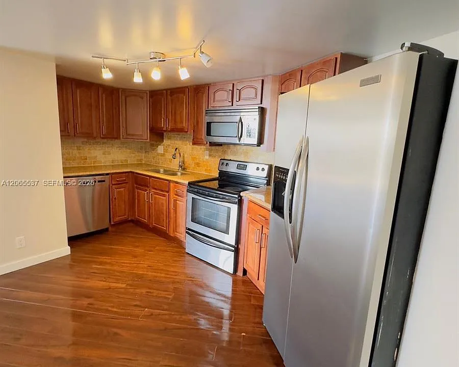 800 Parkview Dr #611