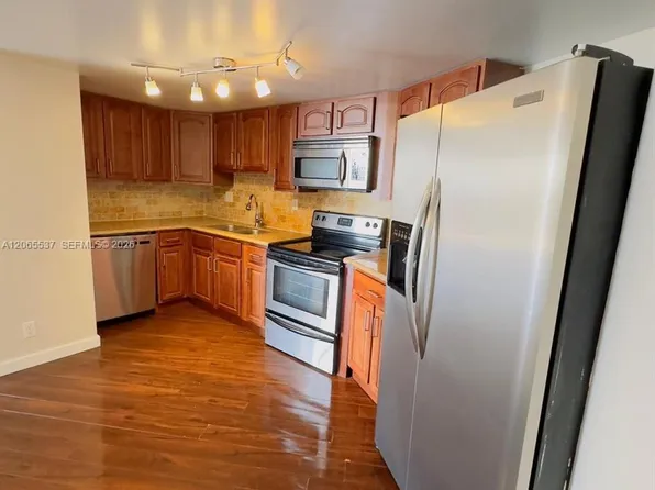 800 Parkview Dr, Hallandale, FL
