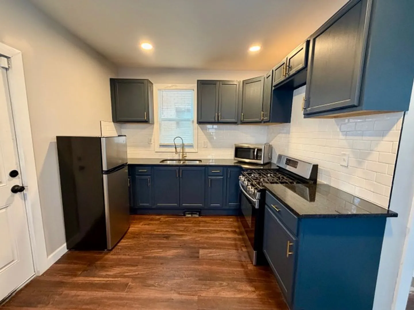 5 Bedroom 1 1/2 bath house for lease. — Photo 3
