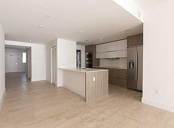 3rd image of 600 Ne 27 St #2703