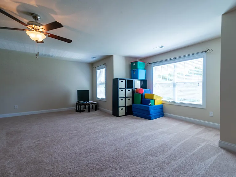 435 Castlebury Ct — Photo 5