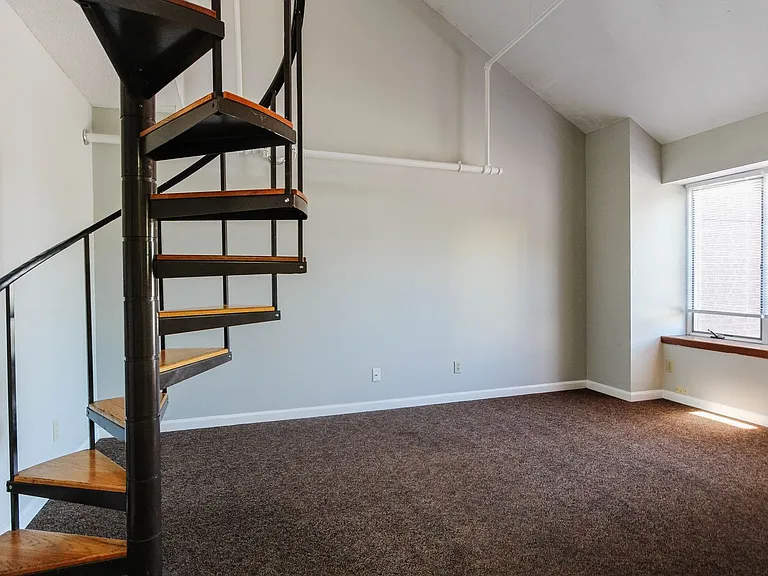 1712 W University Ave — Photo 10