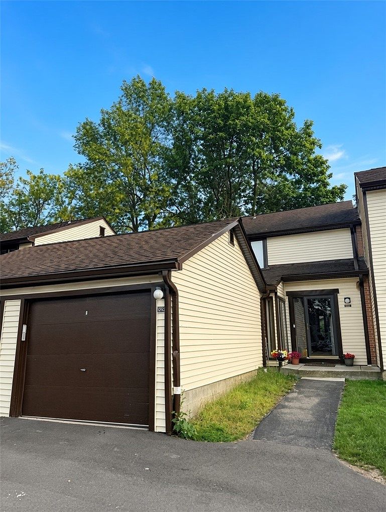 1252 Charlesgate Cir — Glen Oak Golf Course