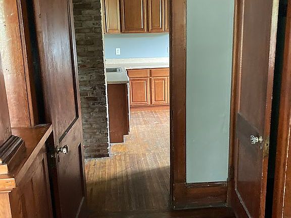 4th image of 325 Main St