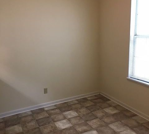 3rd image of 4 Wooddale Dr APT A