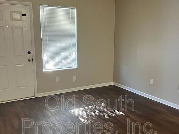 3rd image of 3202 Redwood Ln APT B