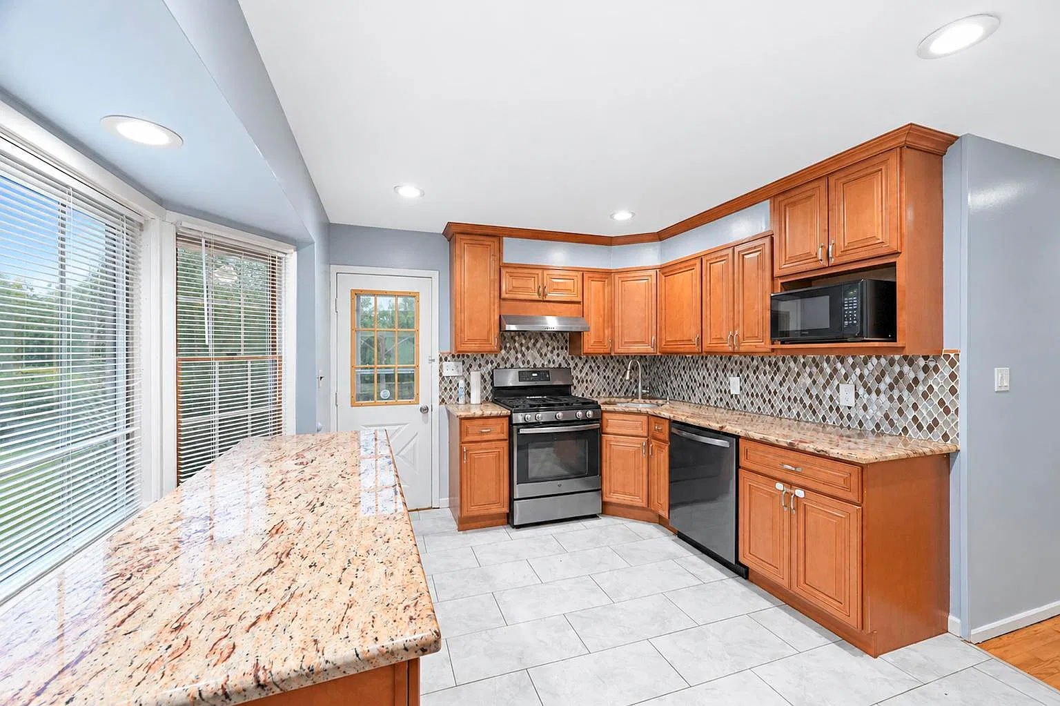 4 bed, 1400 sqft, $4,500 — Photo 3