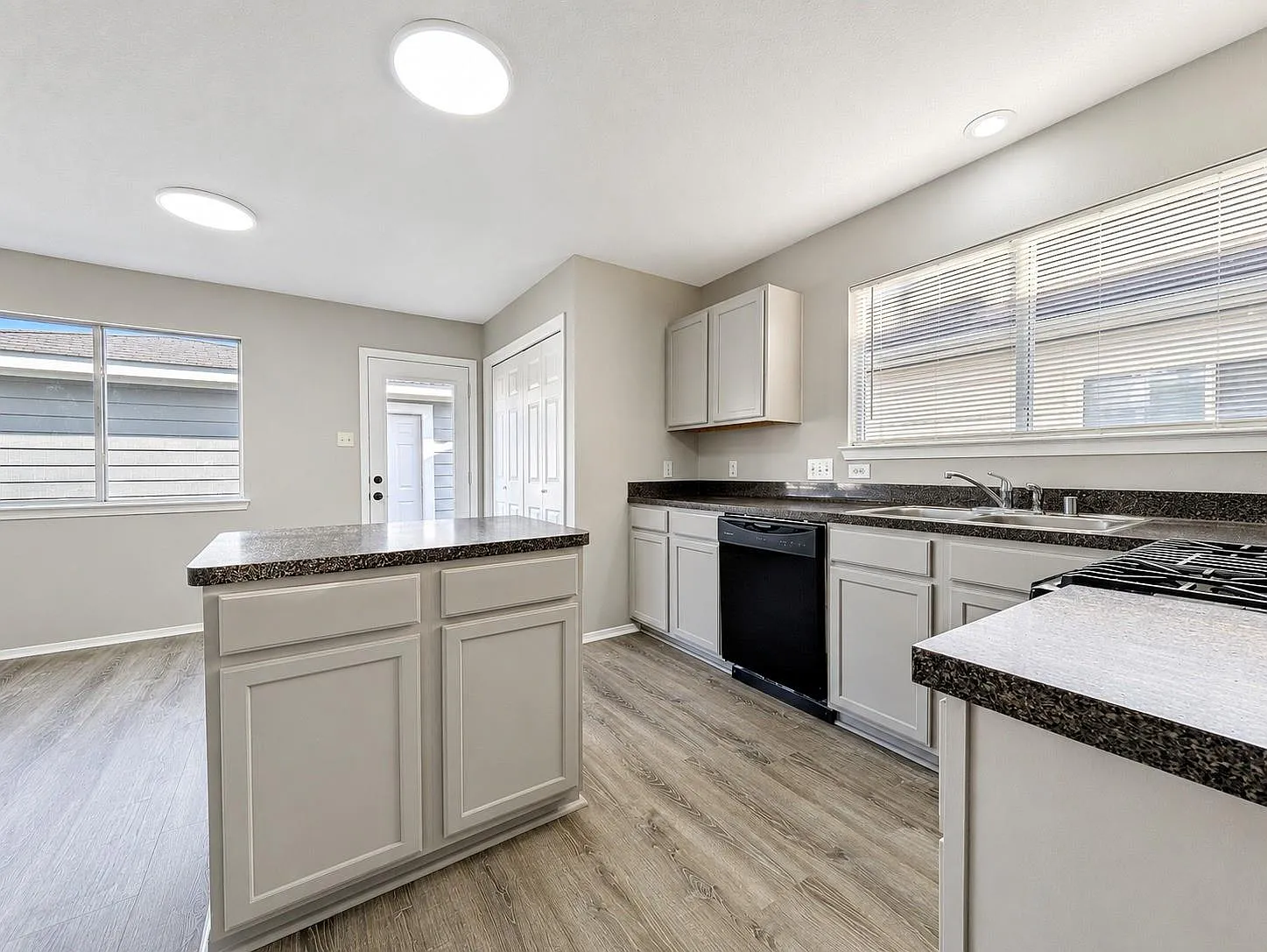 3 bed, 1612 sqft, $1,900 — Photo 3